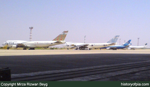 PIA Boeing 747-367