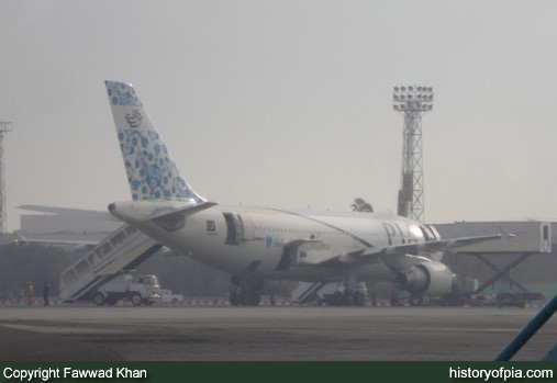 PIA Airbus 310-325ET