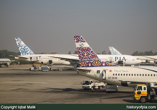 PIA Boeing 737-340