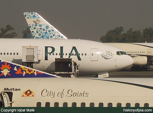 PIA Boeing 737-340