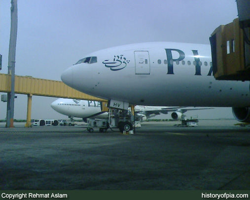 PIA Boeing 747-367