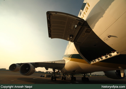 PIA Boeing 747-367