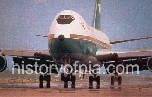 PIA Boeing 747-282B postcard